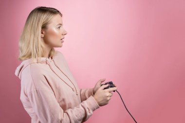 Süreç hakkında tutkulu bir oyuncu. Güzel bir sarışının oyun alanı var.