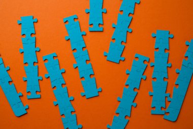 Blok zinciri, bir araya getirilmiş bulmaca zinciri ile gösterilen bir blok zinciri metaforu.