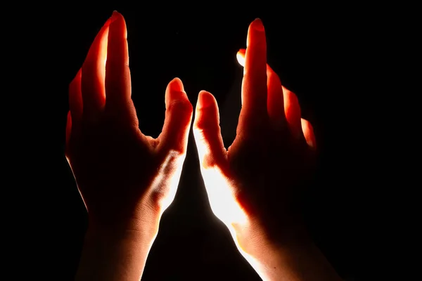 Luz avermelhada mágico brilha de cima na palma da sua mão. Mãos para cima, esforçando-se para alta, conceito. — Fotografia de Stock