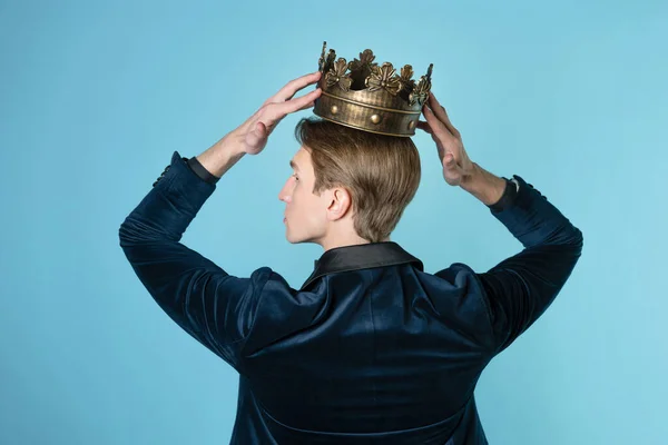Încoronează-te, un tânăr om de afaceri de succes cu o coroană deasupra capului . — Fotografie, imagine de stoc