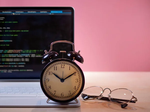 El lugar de trabajo de un programador o un estudiante. Es hora de aprender programación, — Foto de Stock