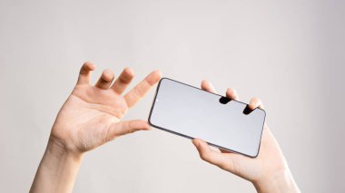 Ekrana bakın, parmağınızı akıllı telefon ekranına doğrultun, yatay olarak, panoramik fotoğraf veya video.