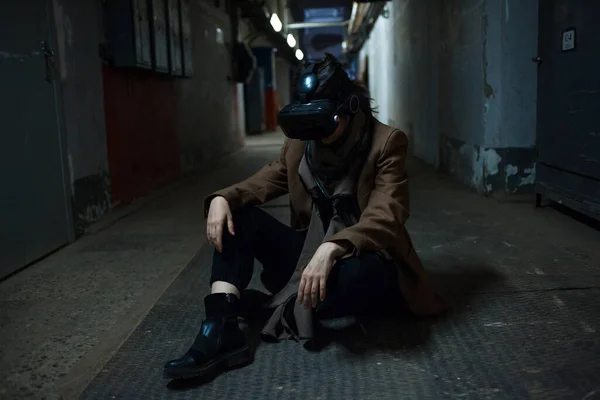 Jucător de realitate virtuală într-un mediu sumbru, un viitor sumbru — Fotografie, imagine de stoc