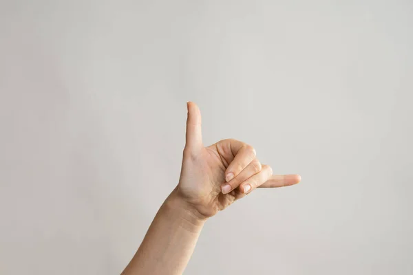 Hand gester, shaka tecken, en surfare gest. Kvinnors hand — Stockfoto