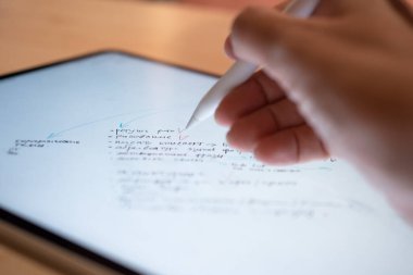 Dijital tablet, listeler ve akış çizelgeleri üzerinde elle planla ve not al