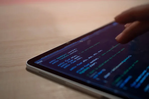 Editar código en una tableta, trabajo de programador móvil, — Foto de Stock