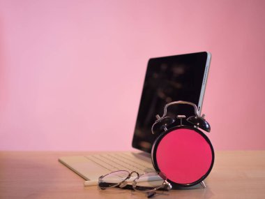 Bir programcının ya da öğrencinin işyeri. Programlamayı öğrenme zamanı..