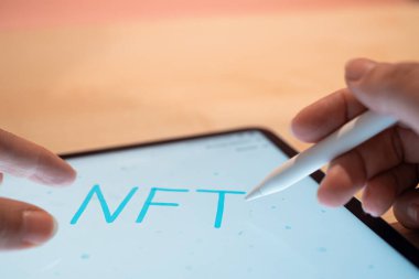 NFT değiştirilemez kripto sanatı, konsepti oluşturma simgesi.