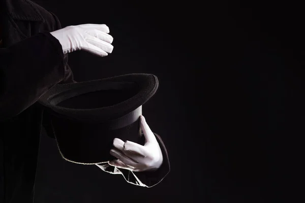 Handgester. illusionisten håller en hatt i sina händer och visar magi och tricks. — Stockfoto