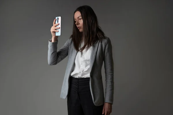 Επιχειρηματίας ντυμένος με σακάκι και παντελόνι σε casual στυλ — Φωτογραφία Αρχείου