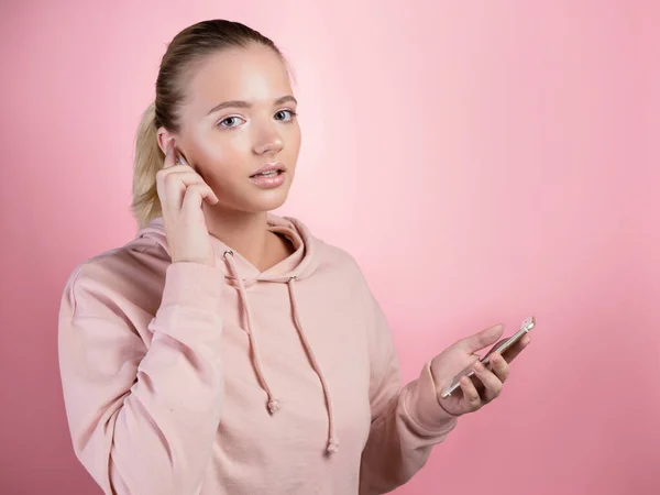 Atenda uma chamada ou ouça uma mensagem de áudio, entre em contato com as mãos livres. — Fotografia de Stock