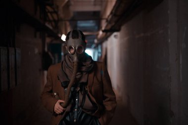 Kasvetli gelecek, çevresel sorunlar ve salgınlar. Sığınakta bir kadın