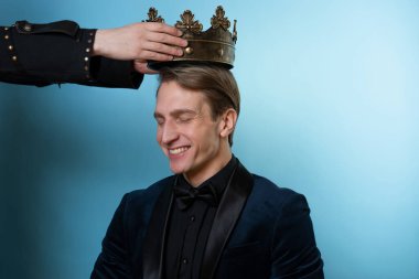 Taç giyme töreni başarılı oldu. En iyi menajer ol, kariyerinde başarıya ulaş, konsept.