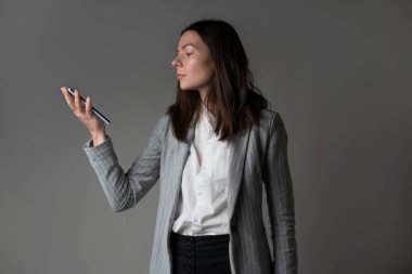 Ceket ve pantolon giymiş sıradan bir iş kadını.