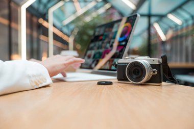 Uzaktan çalışan serbest çalışan bir fotoğrafçı, ekranda fotoğrafı olan ince bir mobil bilgisayar.