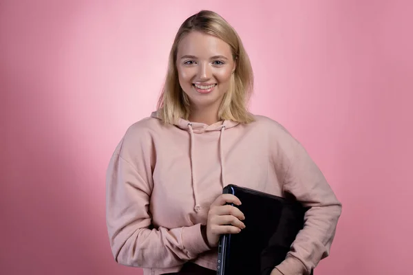 Une jeune femme blonde à la coupe carrée, — Photo