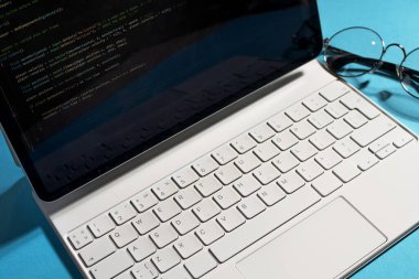 Bir tasarımcı ya da geliştirici için minimalist bir işyeri. Bir dizüstü.