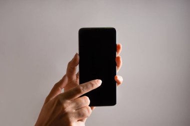 Mobil uygulamaları kullan, kaydırma. Akıllı telefon, kadın eli dokunmatik pedi kullanır..