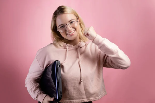 Vyhrál nebo úspěšně prošel testem. Mladá žena s laptopem, studentkou nebo nezávislou. — Stock fotografie