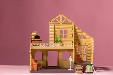 Mobilyalı küçük bir ev, manzaralı bir ev. İki katlı bir ev, bir aile için emlak, kendi evinizin hayali.,