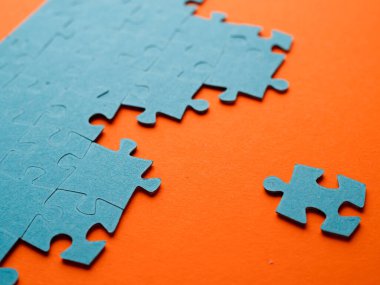 Kaostan düzene, konsept. Bulmaca ögesi doğru birleştirilmiş bulmacaya doğru ilerliyor.