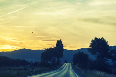 yolda günbatımı zamanında