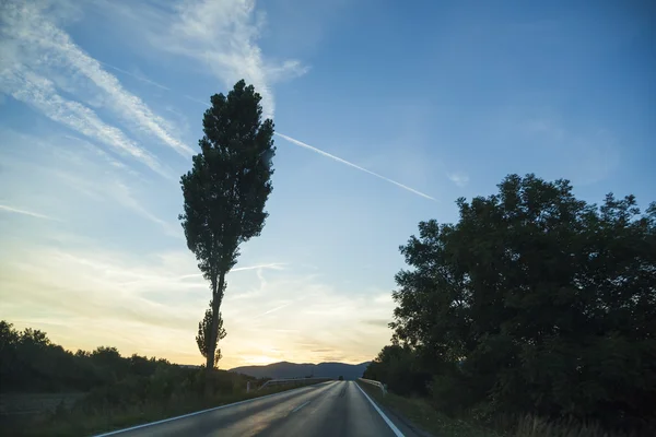 Na estrada na hora do pôr do sol — Fotografia de Stock