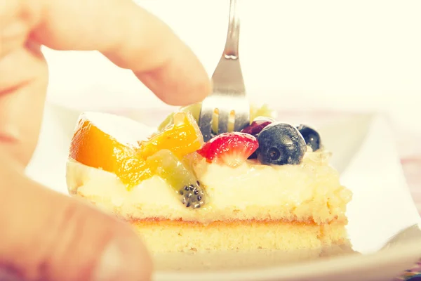 De cake van het fruit met aardbeien, perziken, frambozen en andere vruchten, perfecte zomer verfrissing, verjaardagstaart — Stockfoto