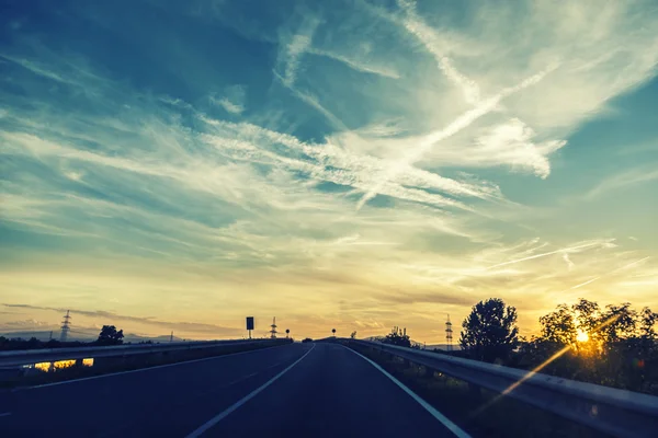 Na estrada na hora do pôr do sol — Fotografia de Stock