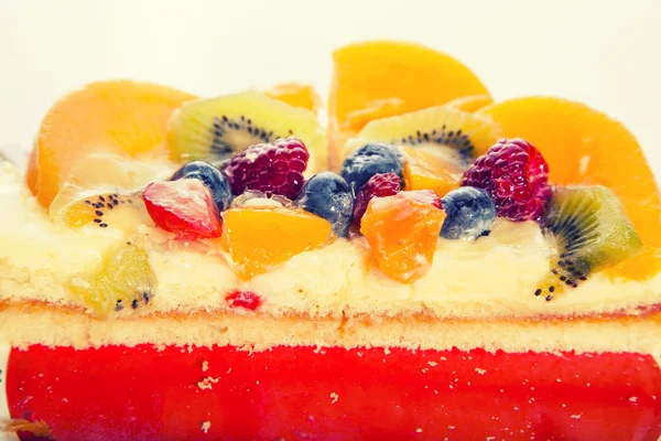 Bolo de frutas com morangos, pêssegos, framboesas e outras frutas, refresco perfeito de verão, bolo de aniversário — Fotografia de Stock
