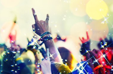 Konser, renkli kalabalık kavramı, parti ve gece kulübü arka dans disko gece
