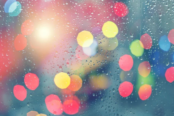วันที่ฝนตก ฝนตกบนหน้าต่าง อากาศฝน พื้นหลังฝน ฝนและบ็อกเฮ — ภาพถ่ายสต็อก
