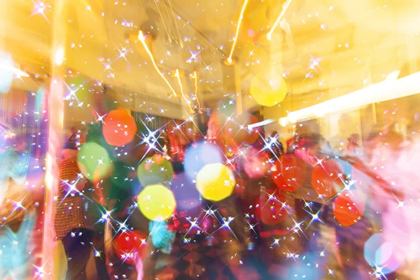 Buntes Publikum bei Konzert, Disco-Nacht, Tanzkonzept, Party und Nachtclub Hintergrund — Stockfoto