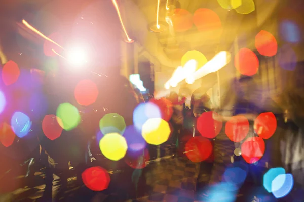 Multitud colorida en concierto, noche de discoteca, concepto de baile, fiesta y fondo de discoteca — Foto de Stock