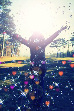 Genç kız sevinç ve bakan güneş, güneş tebrik, özgürlük kavramı, özgürlük ve özgürlük işareti uçan kuş ilham ile el Yayilim