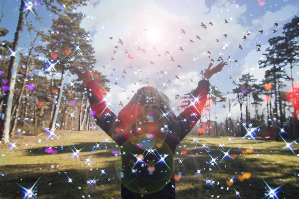 Jeune fille écartant les mains avec joie et inspiration face au soleil, salutation au soleil, concept de liberté, oiseau volant au-dessus du signe de liberté et de liberté — Photo