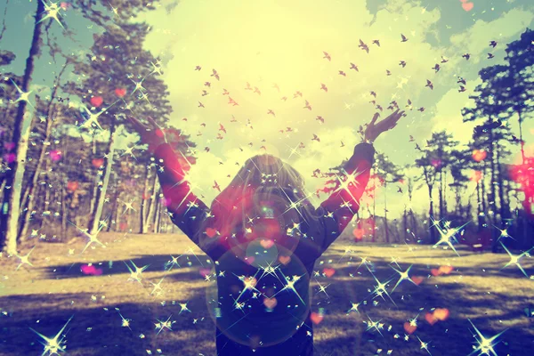 어린 소녀 기쁨과 태양, 해 인사, 자유 개념, 자유와 자유의 표시 위에 비행 하는 조류를 직면 하 고 영감과 손을 확산 — 스톡 사진