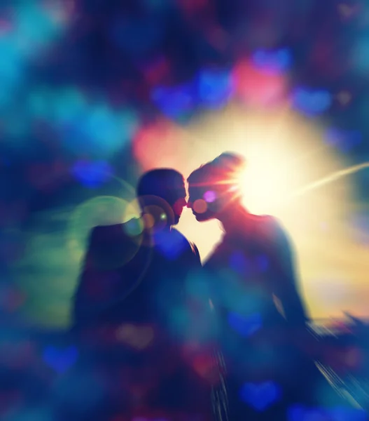 Pareja de silueta al atardecer, fondo bokeh corazón, emociones y concepto de amor, felicidad — Foto de Stock