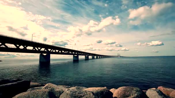 厄勒海峡大桥，桥的海面上，在瑞典，日落，时间流逝的建筑景观 — 图库视频影像