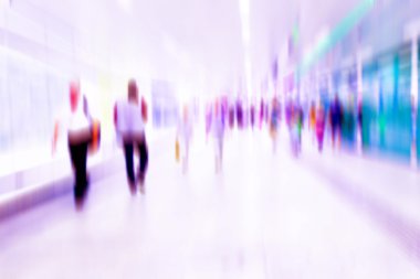 Metro istasyonu, iş insanlar yürüyen, sokaklarda yürüyüş insanların yoğun kalabalık hareket bulanık,