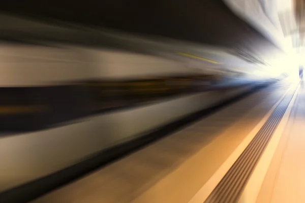 Tren rápido pasando, velocidad movimiento borroso fondo —  Fotos de Stock