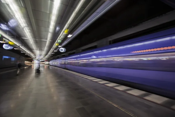 Snelle trein passerende, snelheid beweging vervagen achtergrond — Stockfoto