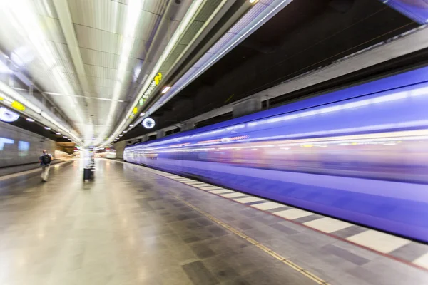 Snelle trein passerende, snelheid beweging vervagen achtergrond — Stockfoto