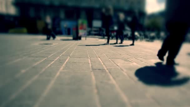 La gente che cammina su strada affollata, prospettiva bassa, strada trafficata in centrum di città, corsa — Video Stock