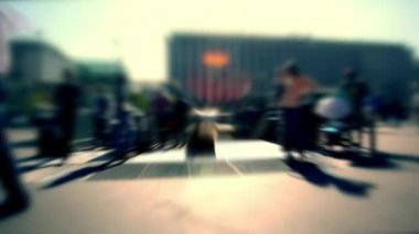 kalabalık sokak, düşük perspektif, centrum şehrin işlek cadde üzerinde yürüyen insanlar, Bitirim, işlek cadde, şehir şehir merkezine günde alışveriş.