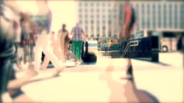 kalabalık sokak, düşük perspektif, centrum şehrin işlek cadde üzerinde yürüyen insanlar, Bitirim, işlek cadde, şehir şehir merkezine günde alışveriş.