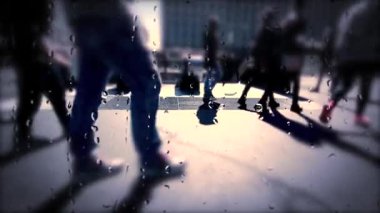 kalabalık sokak, düşük perspektif, centrum şehrin işlek cadde üzerinde yürüyen insanlar, Bitirim, işlek cadde, şehir şehir merkezine günde alışveriş.