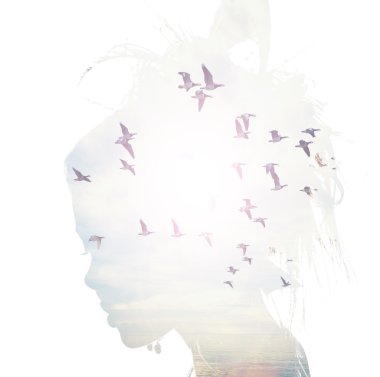 Kadının baş ve uçuş, kuş çift pozlama, özgürlük ve özgürlük arka plan. Güzellik doğa bir armağanı,