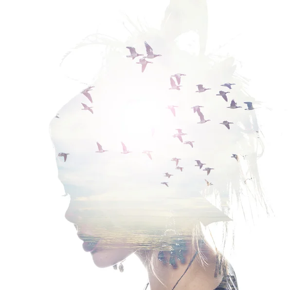 Kadının baş ve uçuş, kuş çift pozlama, özgürlük ve özgürlük arka plan. Güzellik doğa bir armağanı, — Stok fotoğraf