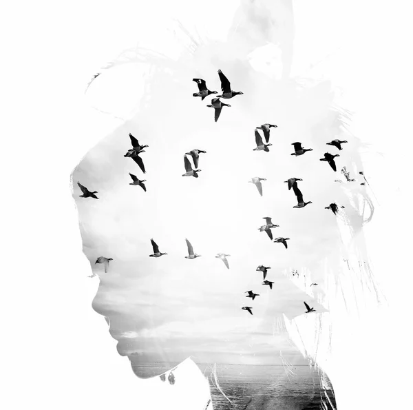 Cabeça de mulher e pássaros voando, dupla exposição, liberdade e liberdade de fundo. A beleza é um presente da natureza , — Fotografia de Stock